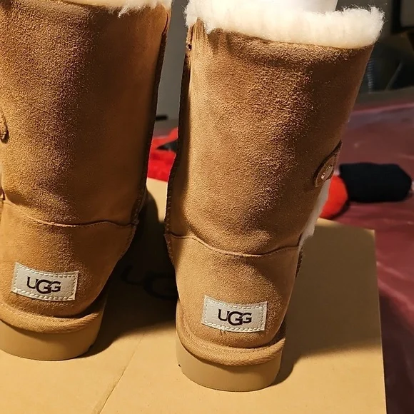 Brand New Bailey Ugg with metal graphic (chestnut).. size 7 - Picture 5 of 7